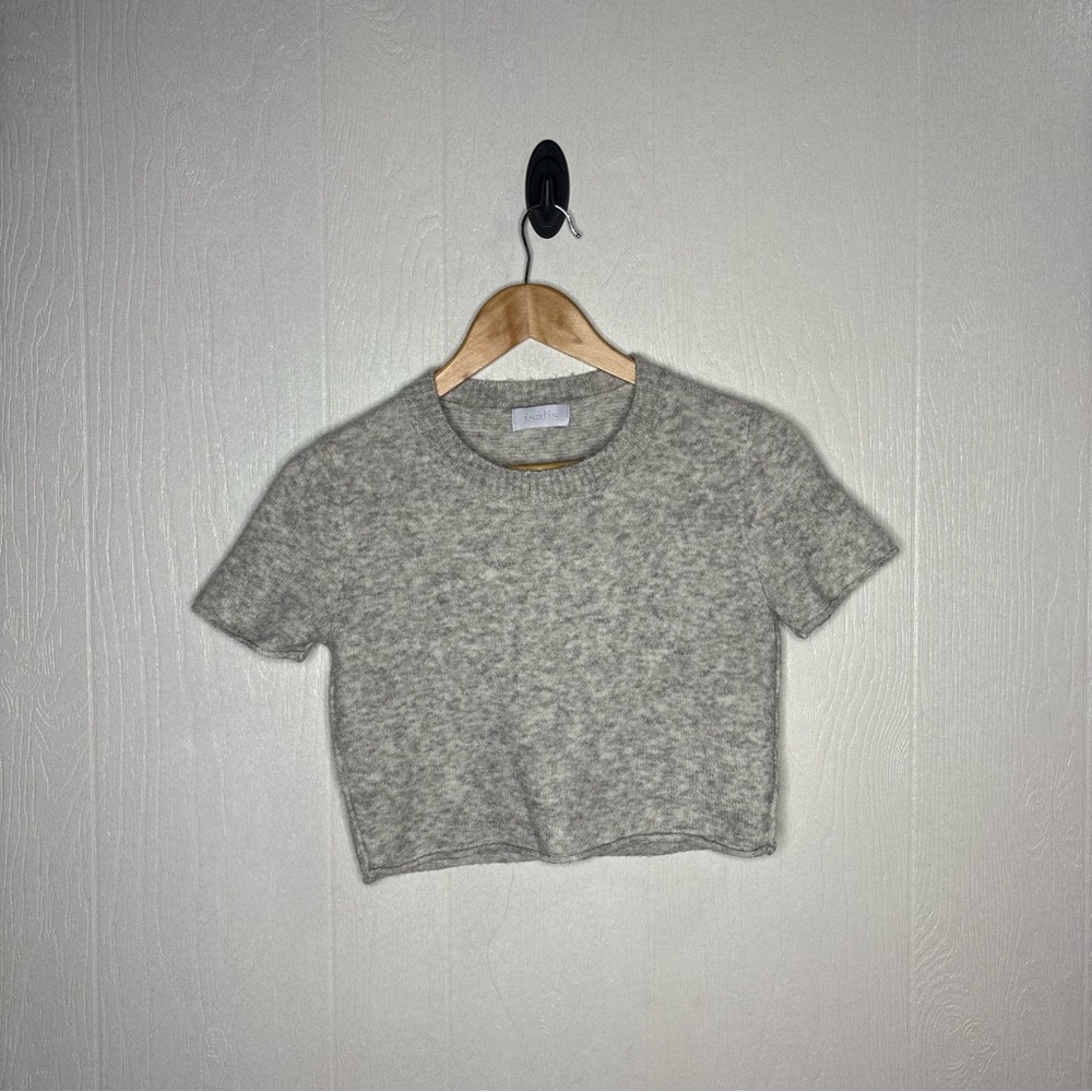 Isalis grey short sleeve cropped sweater top size small